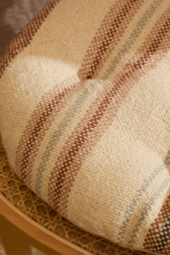 Calma House Almofadas-Almofada redonda riscas para cadeira em tons terrosos Peru vermelho