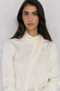 Pedro del Hierro Blusas-Blusa de cetim com gola alta Ecru