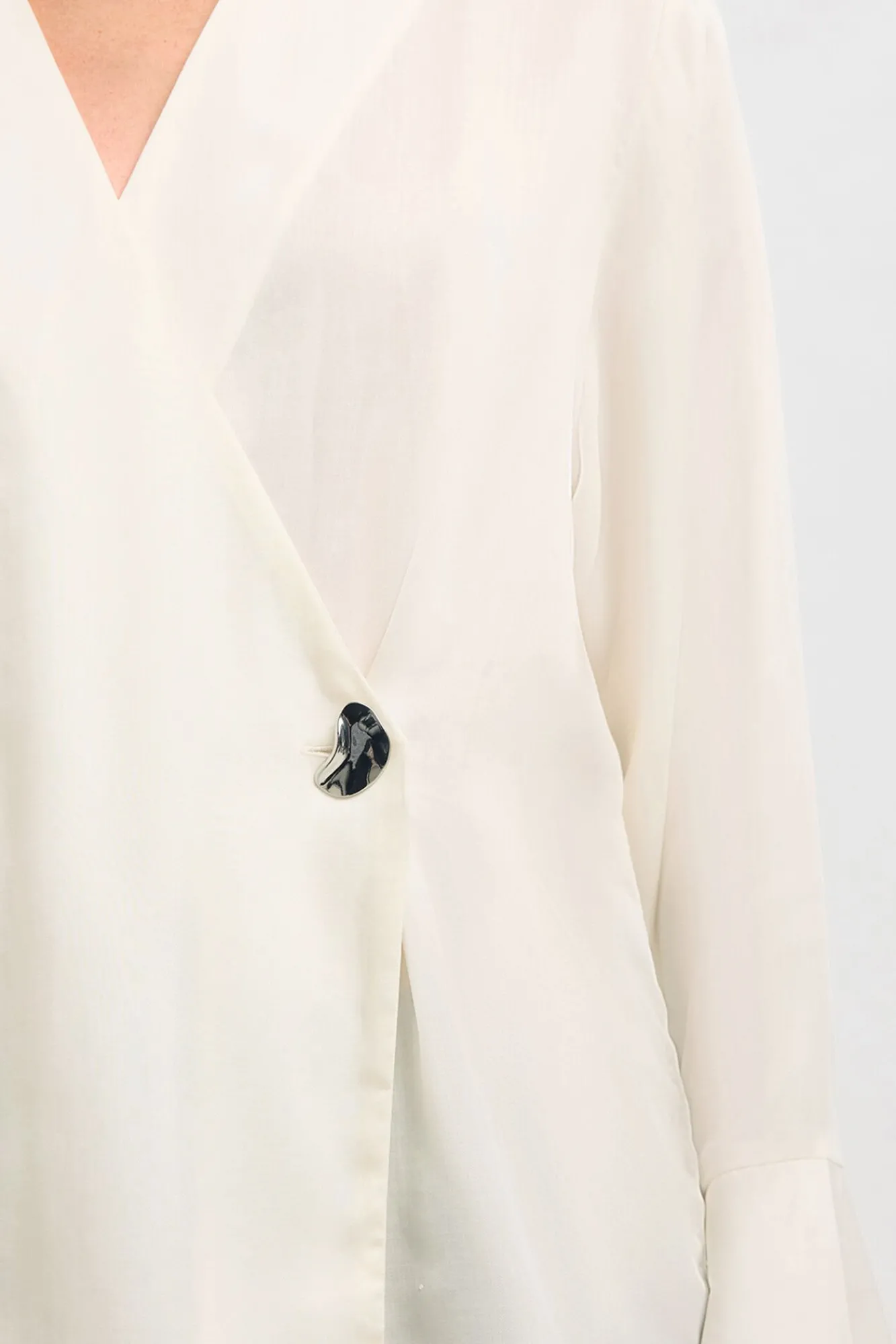 Selected Blusas-Blusa gola V com detalhe metálico Branco