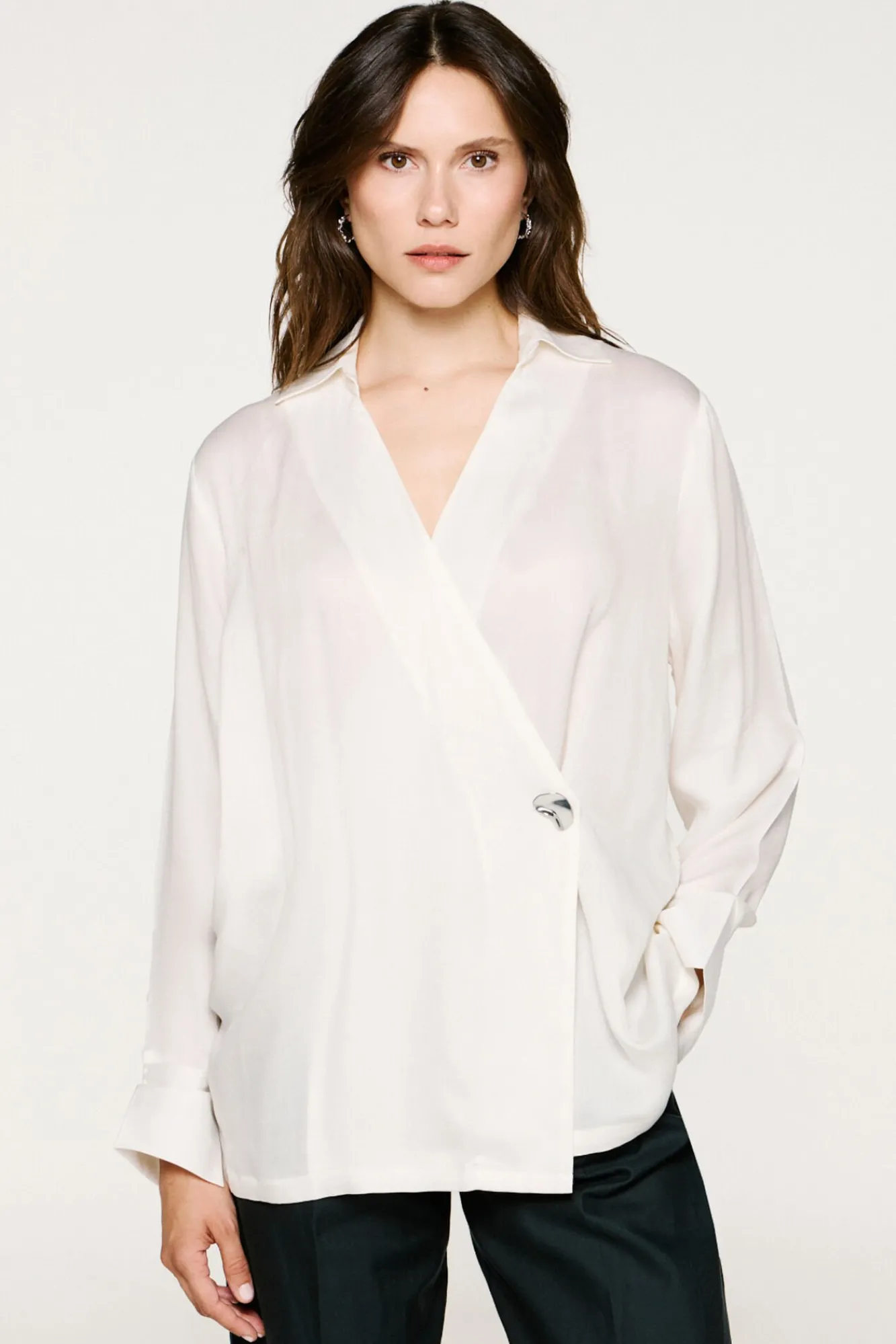 Selected Blusas-Blusa gola V com detalhe metálico Branco