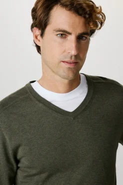 Selected Camisolas-Camisola com gola em V confecionada em algodão orgânico. Corte Regular Fit. Verde