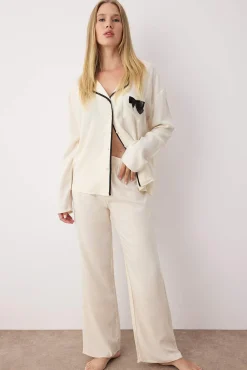 Trendyol Pijamas-Conjunto de pijama camiseiro de viscose cru com vivo e laço bege