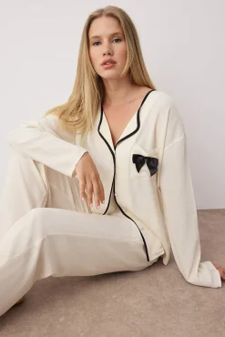 Trendyol Pijamas-Conjunto de pijama camiseiro de viscose cru com vivo e laço bege