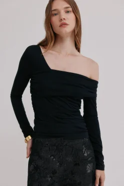 Hoss Intropia T-Shirts-Magnolia. Top decote assimétrico Preto