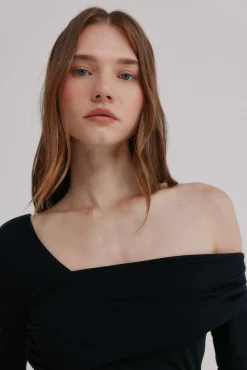 Hoss Intropia T-Shirts-Magnolia. Top decote assimétrico Preto