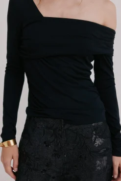 Hoss Intropia T-Shirts-Magnolia. Top decote assimétrico Preto