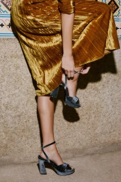 Hoss Intropia Saltos-Maia. Sandália de salto de veludo Cinzento