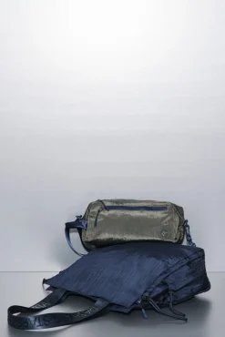 Dash and Stars Malas-Mala tote de nylon acetinado azul