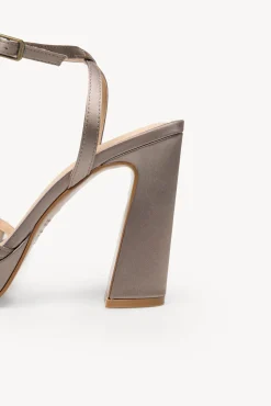 Hoss Intropia Saltos-Naiara. Sandália de salto de cetim Cinzento