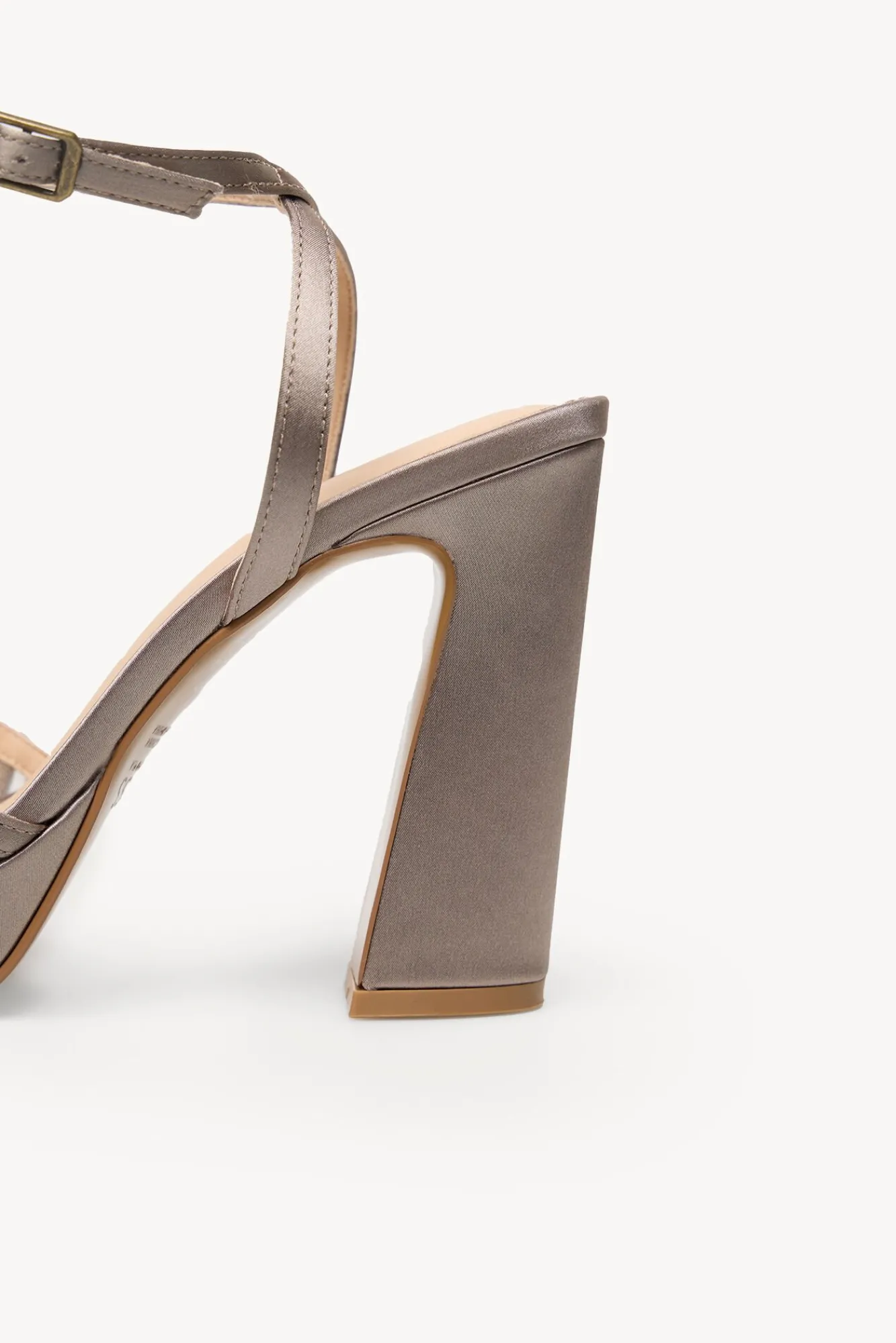 Hoss Intropia Saltos-Naiara. Sandália de salto de cetim Cinzento