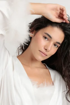 Admas Roupões-Robe curta acetinada penas marabu noiva branco