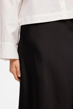 Selected Saias-Saia midi fluida confecionada com materiais reciclados. Preto