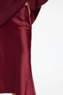 Selected Saias-Saia midi fluida confecionada com materiais reciclados. Granada