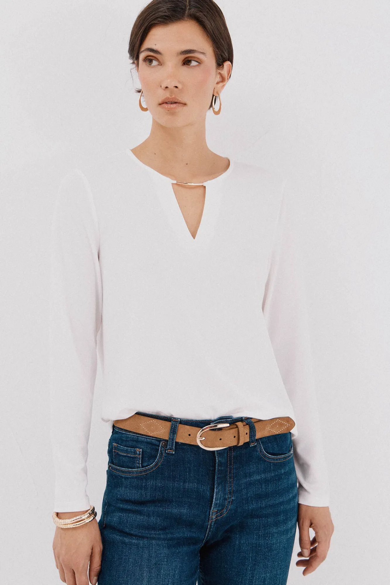 Cortefiel T-Shirts-Top peça dourada com decote Branco