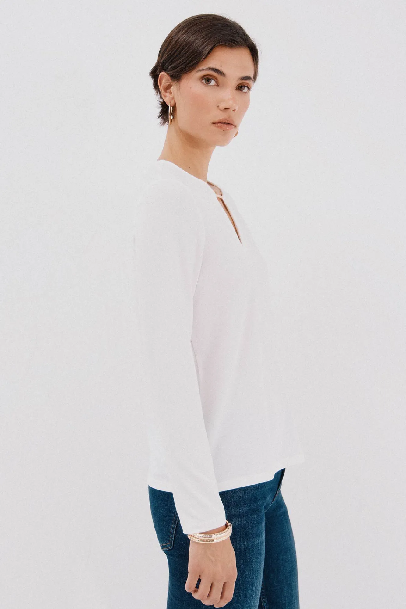 Cortefiel T-Shirts-Top peça dourada com decote Branco