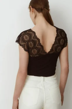 Vila T-Shirts-T-shirt canelada com renda Preto