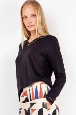 Gisela T-Shirts-T-shirt com detalhe de renda no renda preto